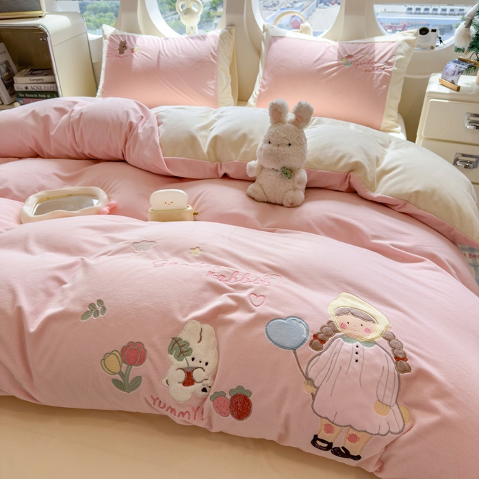 91家纺网 家纺一手货源 找家纺 席世家 2025新款婴儿绒贴布绣四件套 小女孩