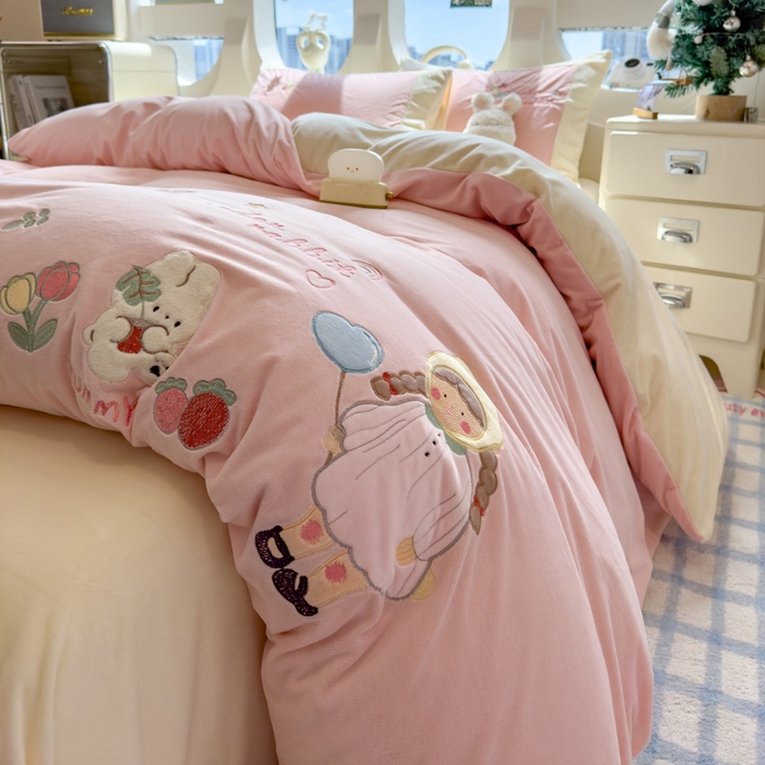 91家纺网 家纺一手货源 找家纺 席世家 2025新款婴儿绒贴布绣四件套 小女孩