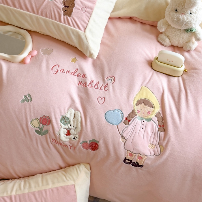 91家纺网 家纺一手货源 找家纺 席世家 2025新款婴儿绒贴布绣四件套 小女孩