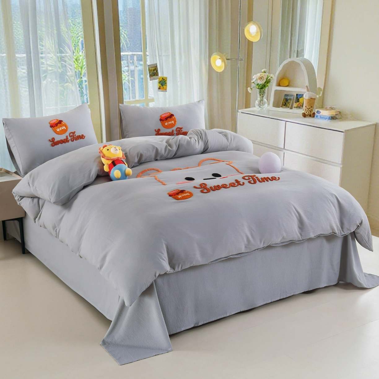 91家纺网 家纺一手货源 找家纺 恋之语 2025新款皱皱纱木棉毛巾绣四件套及单被套系列-俏皮熊 俏皮熊-浅灰色