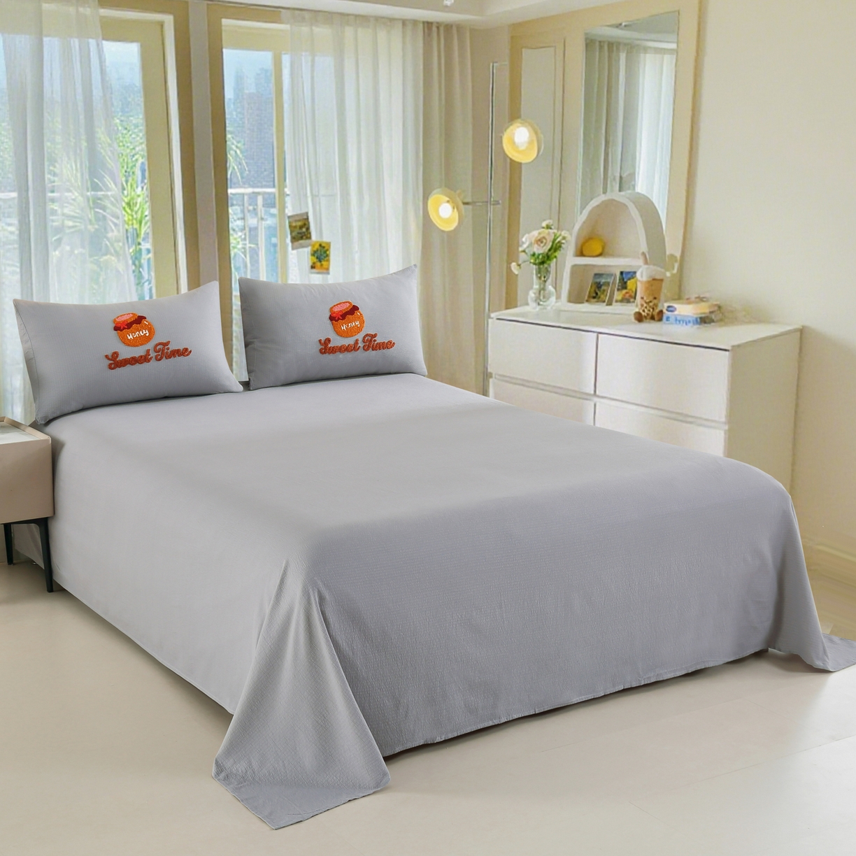 91家纺网 家纺一手货源 找家纺 恋之语 2025新款皱皱纱木棉毛巾绣四件套及单被套系列-俏皮熊 俏皮熊-浅灰色