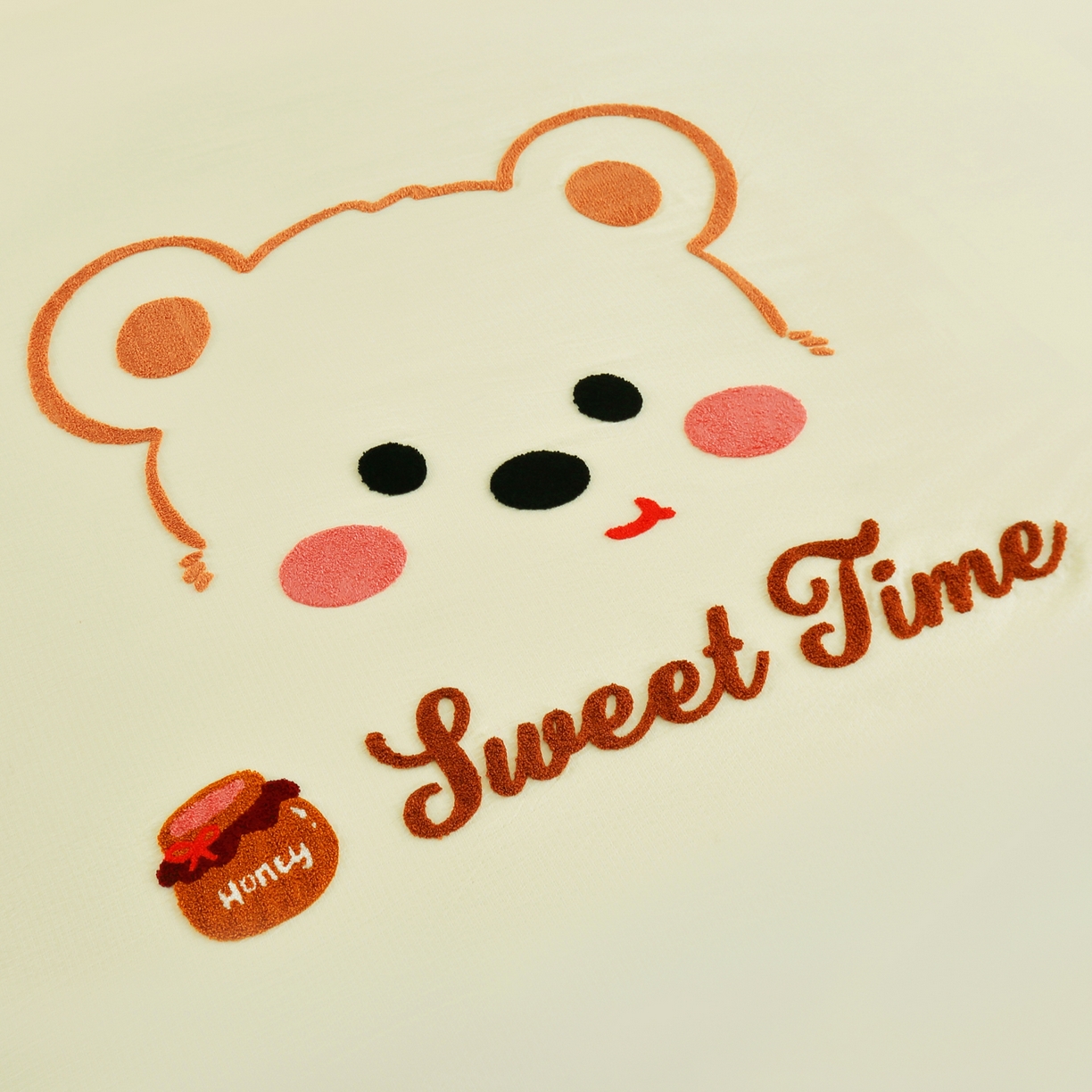 91家纺网 家纺一手货源 找家纺 恋之语 2025新款皱皱纱毛巾绣四件套及单被套系列-俏皮熊 俏皮熊-米白