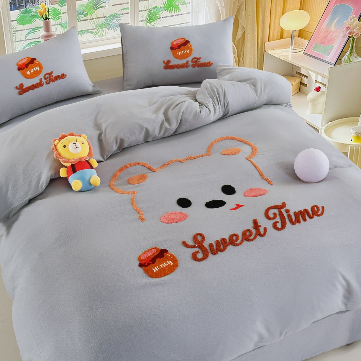 91家纺网 家纺一手货源 找家纺 恋之语 2025新款皱皱纱木棉毛巾绣四件套及单被套系列-俏皮熊 俏皮熊-浅灰色