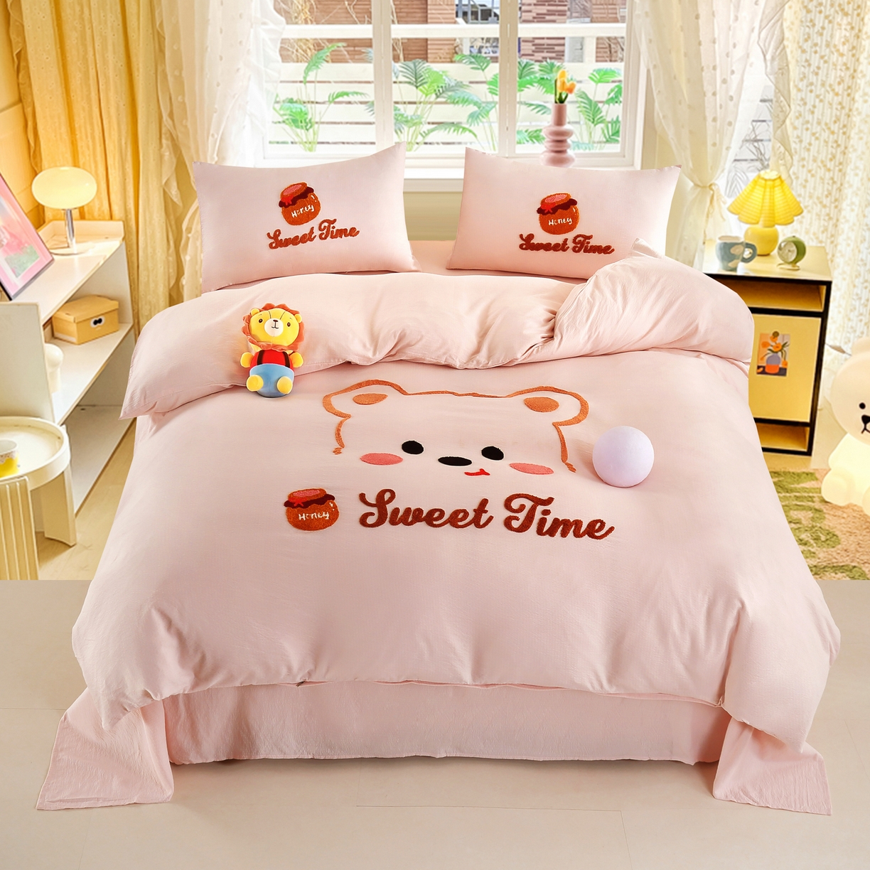 91家纺网 家纺一手货源 找家纺 恋之语 2025新款皱皱纱木棉毛巾绣四件套及单被套系列-俏皮熊 俏皮熊-粉色