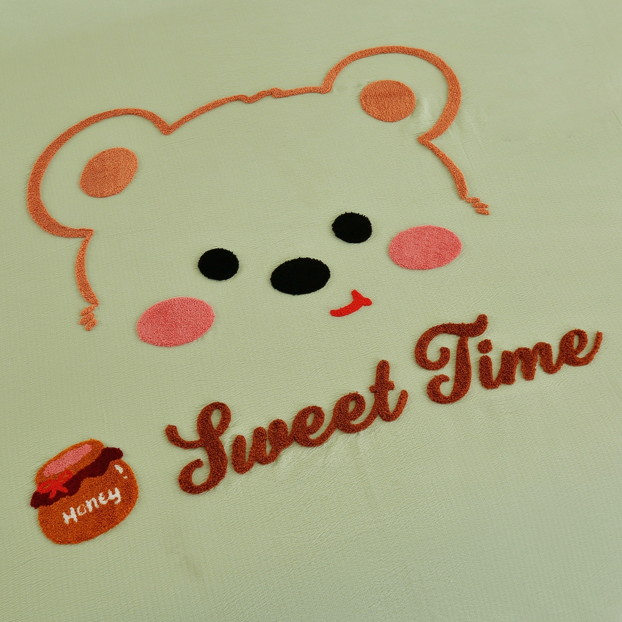 91家纺网 家纺一手货源 找家纺 恋之语 2025新款皱皱纱木棉毛巾绣四件套及单被套系列-俏皮熊 俏皮熊-抹茶绿