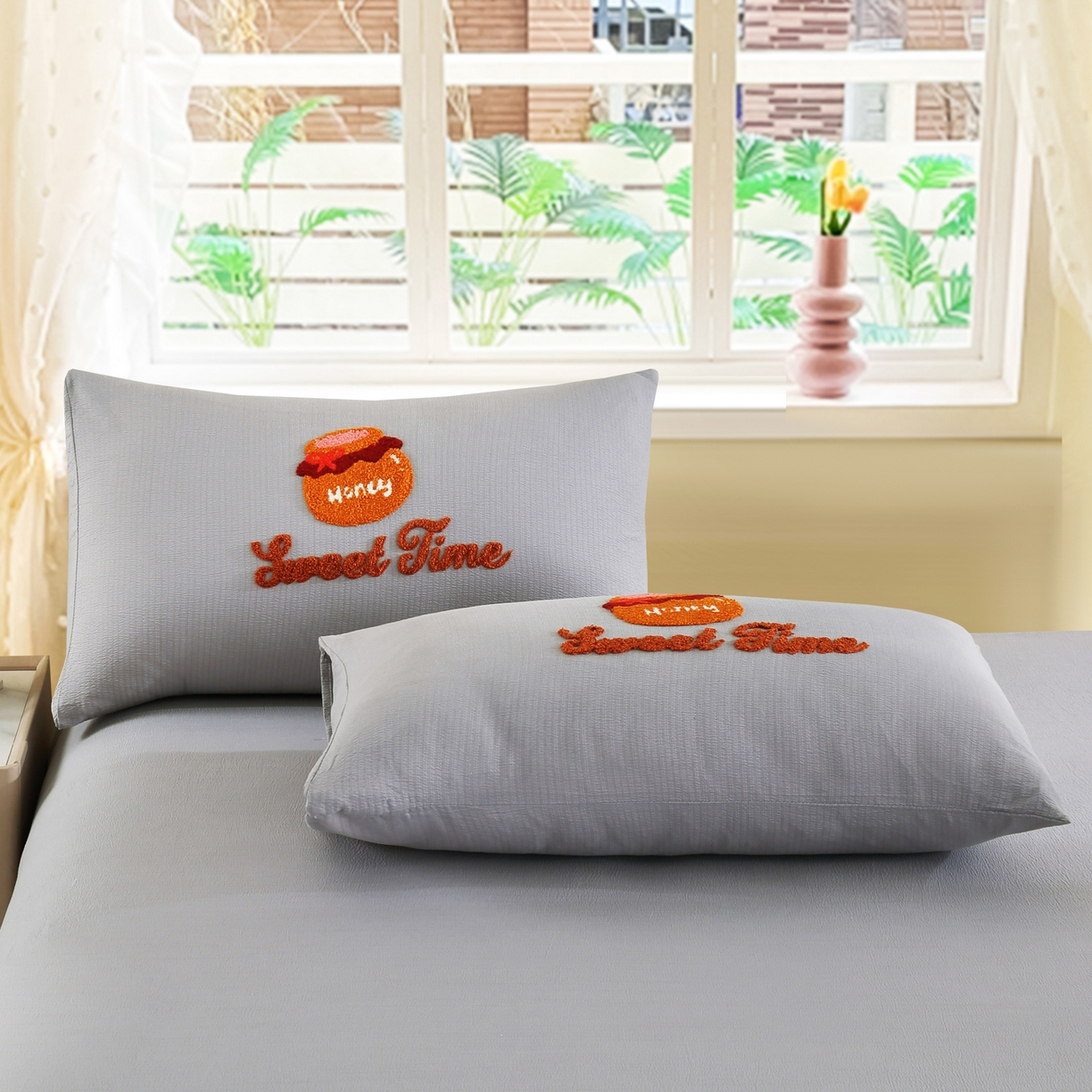 91家纺网 家纺一手货源 找家纺 恋之语 2025新款皱皱纱木棉毛巾绣四件套及单被套系列-俏皮熊 俏皮熊-浅灰色