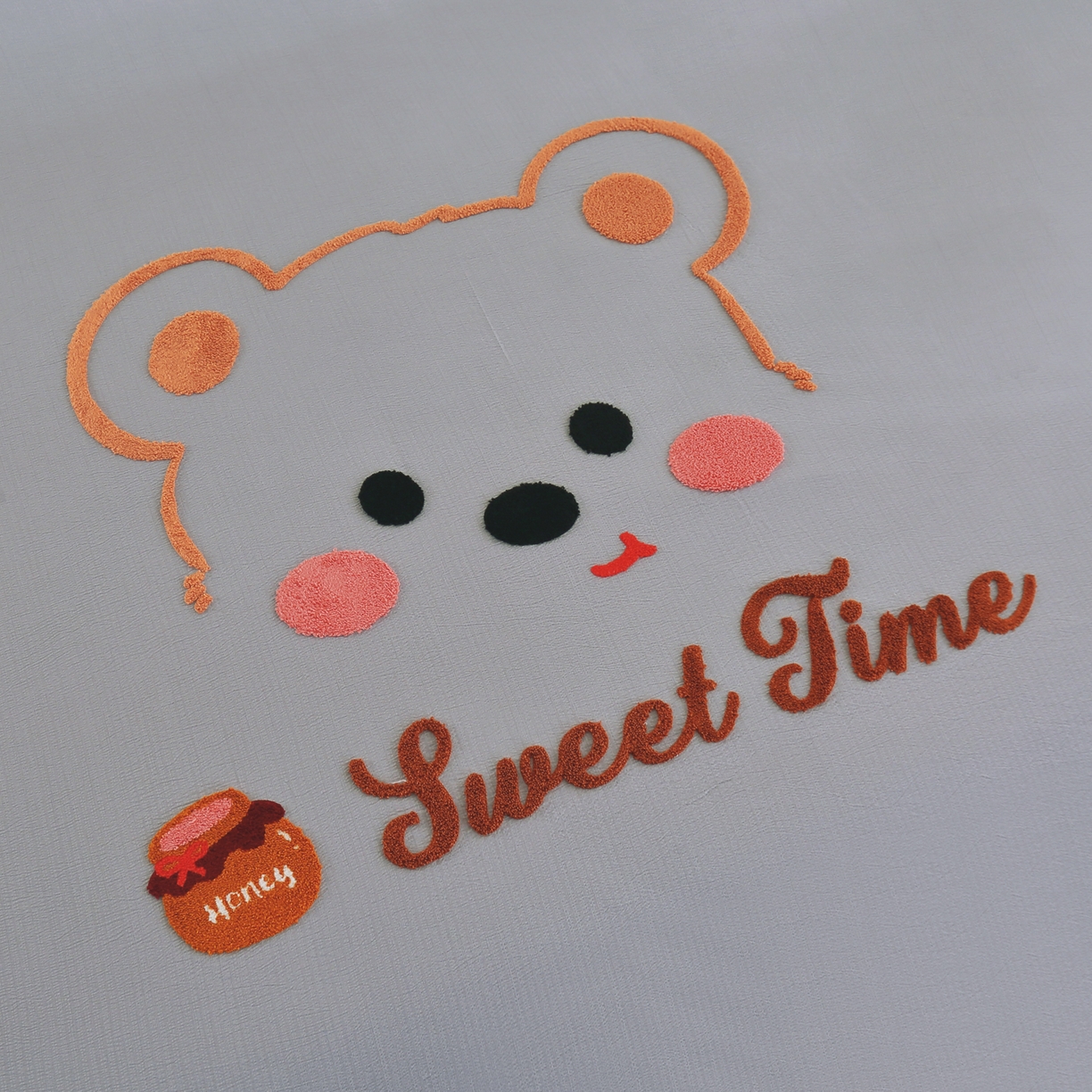 91家纺网 家纺一手货源 找家纺 恋之语 2025新款皱皱纱木棉毛巾绣四件套及单被套系列-俏皮熊 俏皮熊-浅灰色