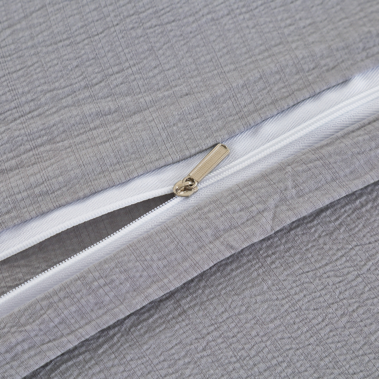 91家纺网 家纺一手货源 找家纺 恋之语 2025新款皱皱纱木棉毛巾绣四件套及单被套系列-俏皮熊 俏皮熊-浅灰色