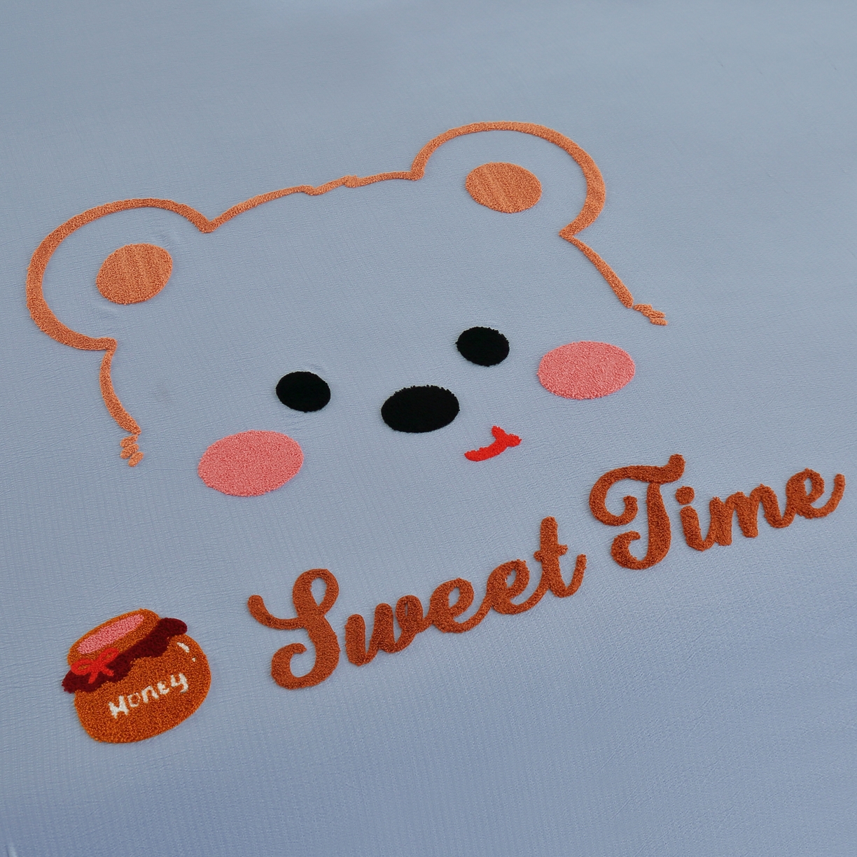 91家纺网 家纺一手货源 找家纺 恋之语 2025新款皱皱纱木棉毛巾绣四件套及单被套系列-俏皮熊 俏皮熊-天蓝