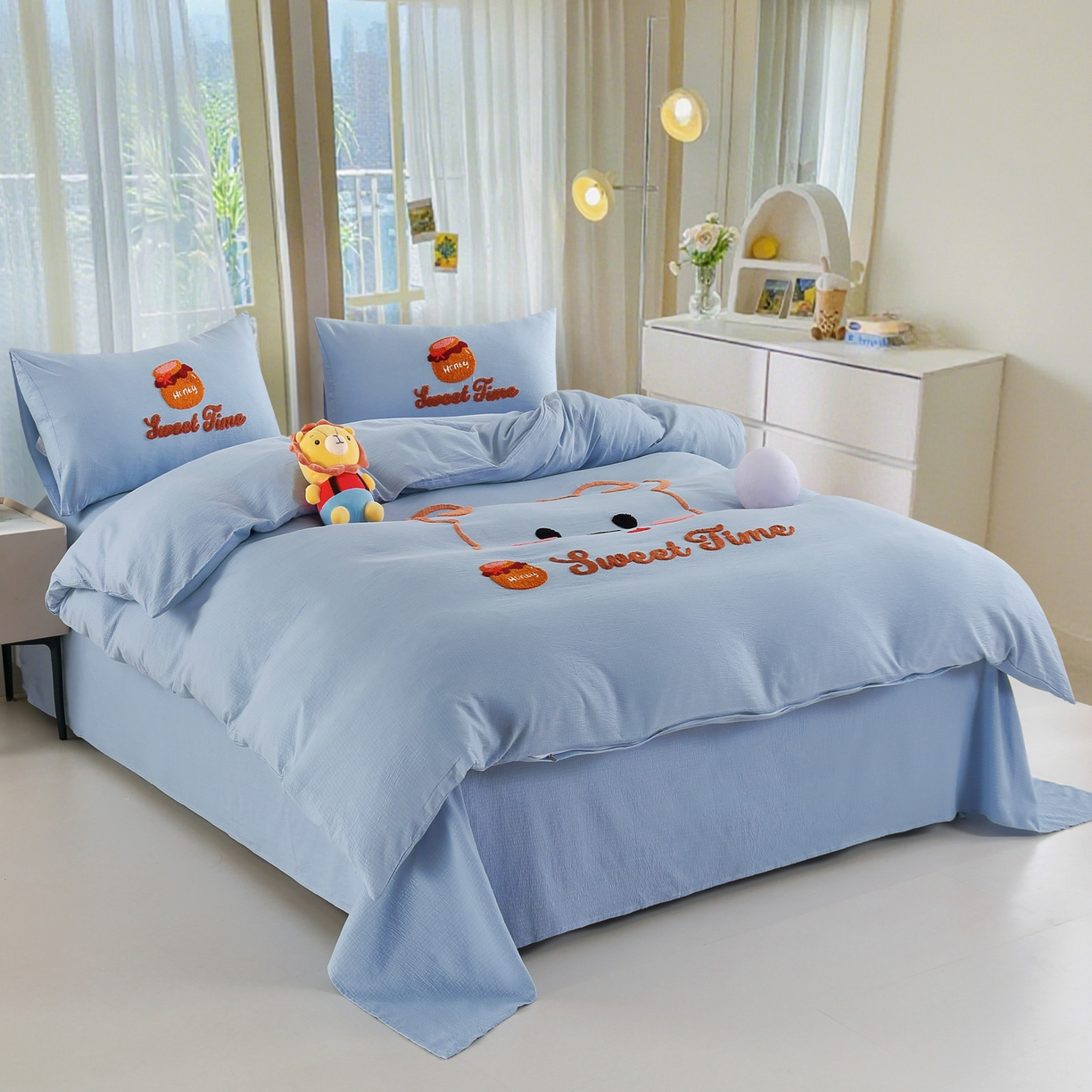 91家纺网 家纺一手货源 找家纺 恋之语 2025新款皱皱纱木棉毛巾绣四件套及单被套系列-俏皮熊 俏皮熊-天蓝