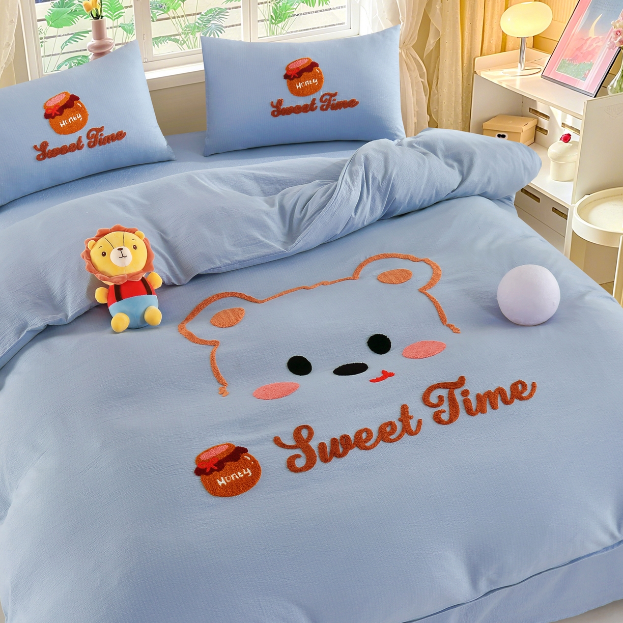 91家纺网 家纺一手货源 找家纺 恋之语 2025新款皱皱纱木棉毛巾绣四件套及单被套系列-俏皮熊 俏皮熊-天蓝