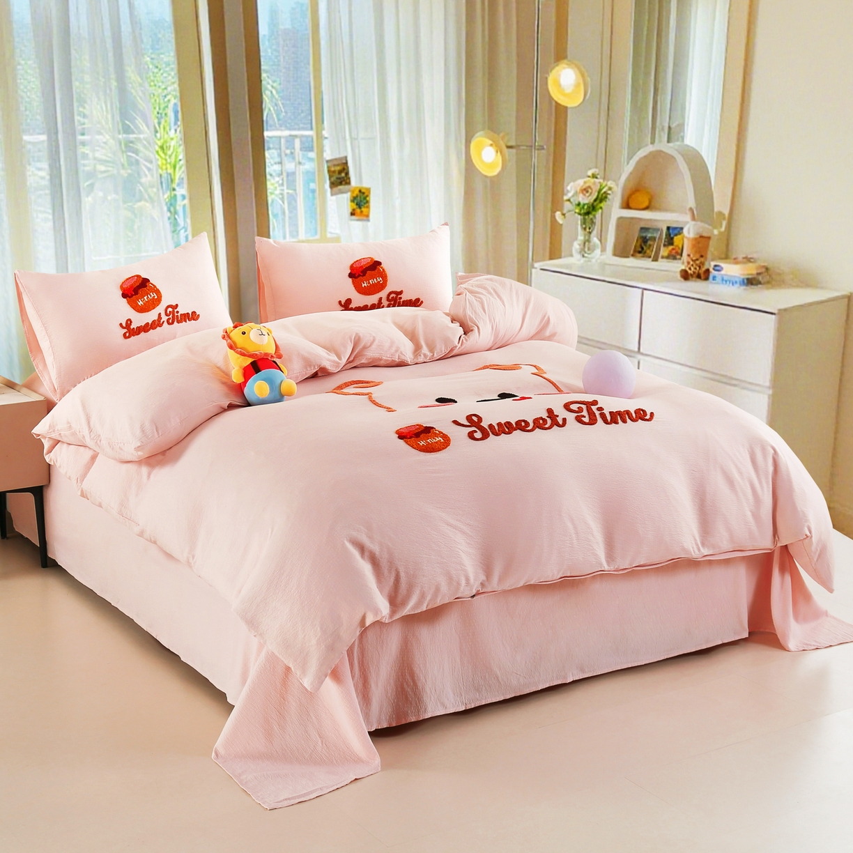 91家纺网 家纺一手货源 找家纺 恋之语 2025新款皱皱纱木棉毛巾绣四件套及单被套系列-俏皮熊 俏皮熊-粉色