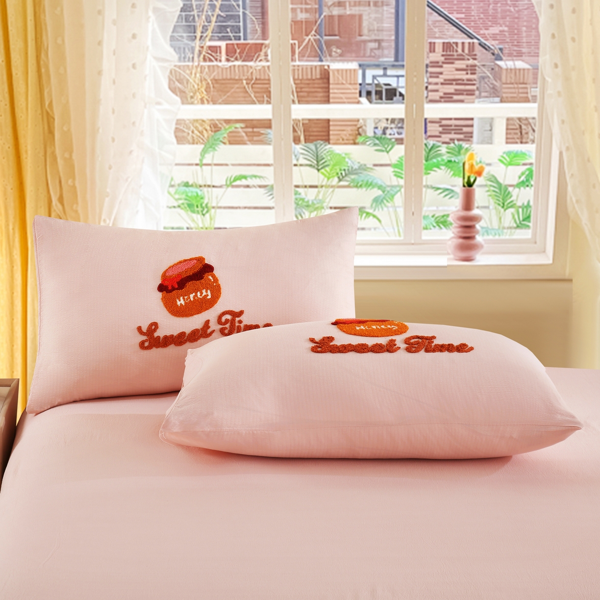 91家纺网 家纺一手货源 找家纺 恋之语 2025新款皱皱纱木棉毛巾绣四件套及单被套系列-俏皮熊 俏皮熊-粉色