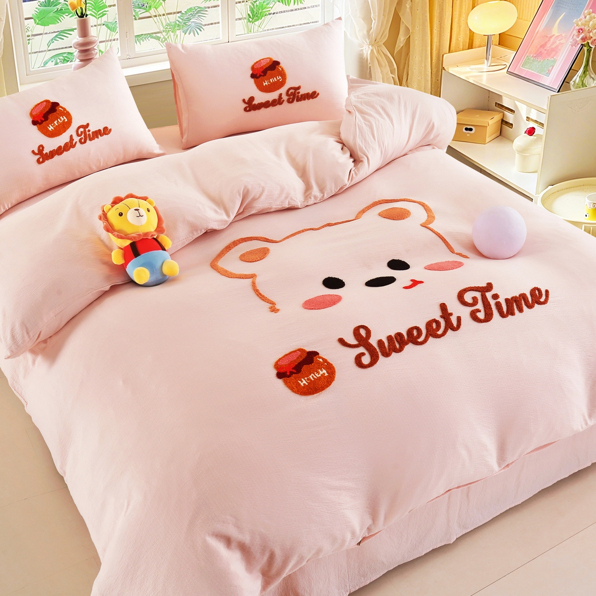 91家纺网 家纺一手货源 找家纺 恋之语 2025新款皱皱纱木棉毛巾绣四件套及单被套系列-俏皮熊 俏皮熊-粉色