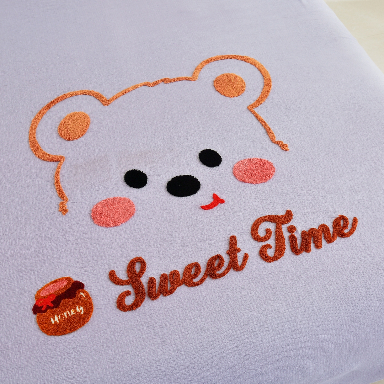 91家纺网 家纺一手货源 找家纺 恋之语 2025新款皱皱纱木棉毛巾绣四件套及单被套系列-俏皮熊 俏皮熊-紫色