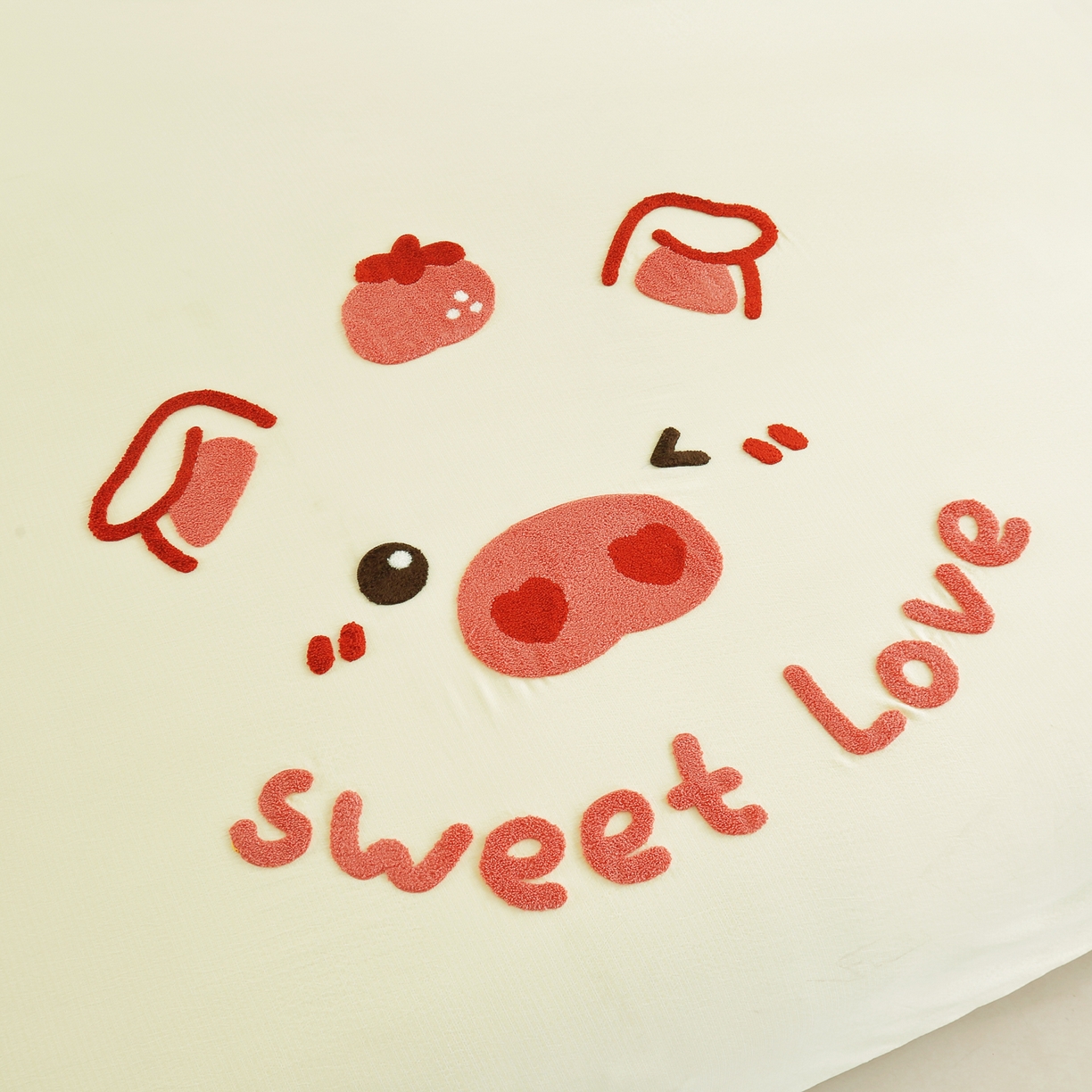 91家纺网 家纺一手货源 找家纺 恋之语 2025新款皱皱纱木棉毛巾绣四件套及单被套系列-可爱猪 可爱猪-米白