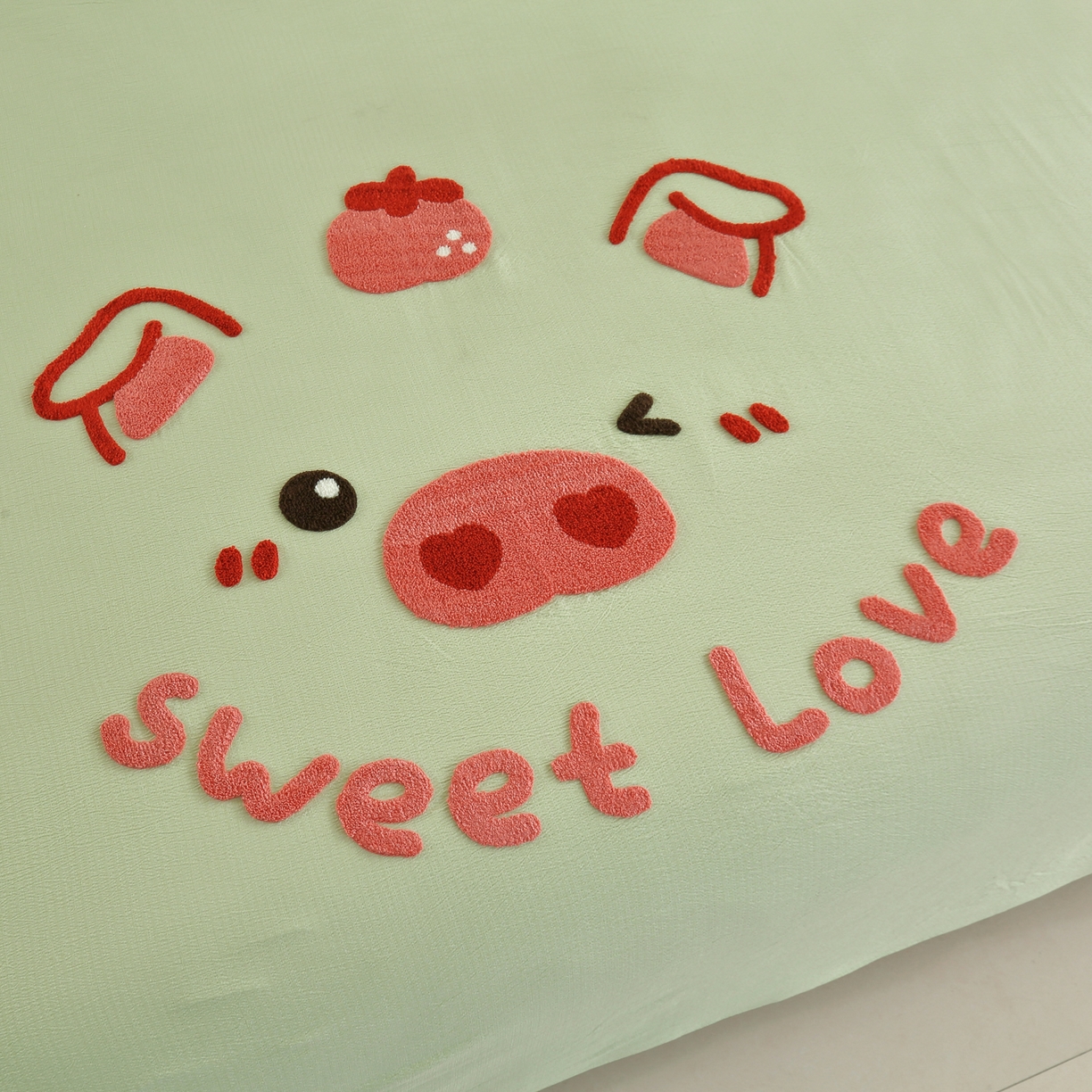 91家纺网 家纺一手货源 找家纺 恋之语 2025新款皱皱纱木棉毛巾绣四件套及单被套系列-可爱猪 可爱猪-抹茶绿