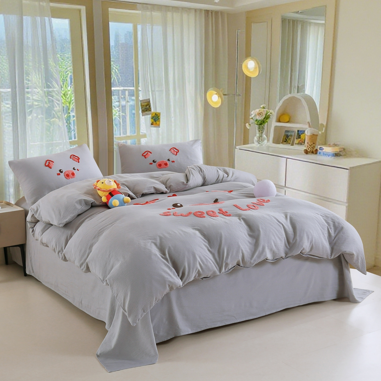 91家纺网 家纺一手货源 找家纺 恋之语 2025新款皱皱纱木棉毛巾绣四件套及单被套系列-可爱猪 可爱猪-浅灰