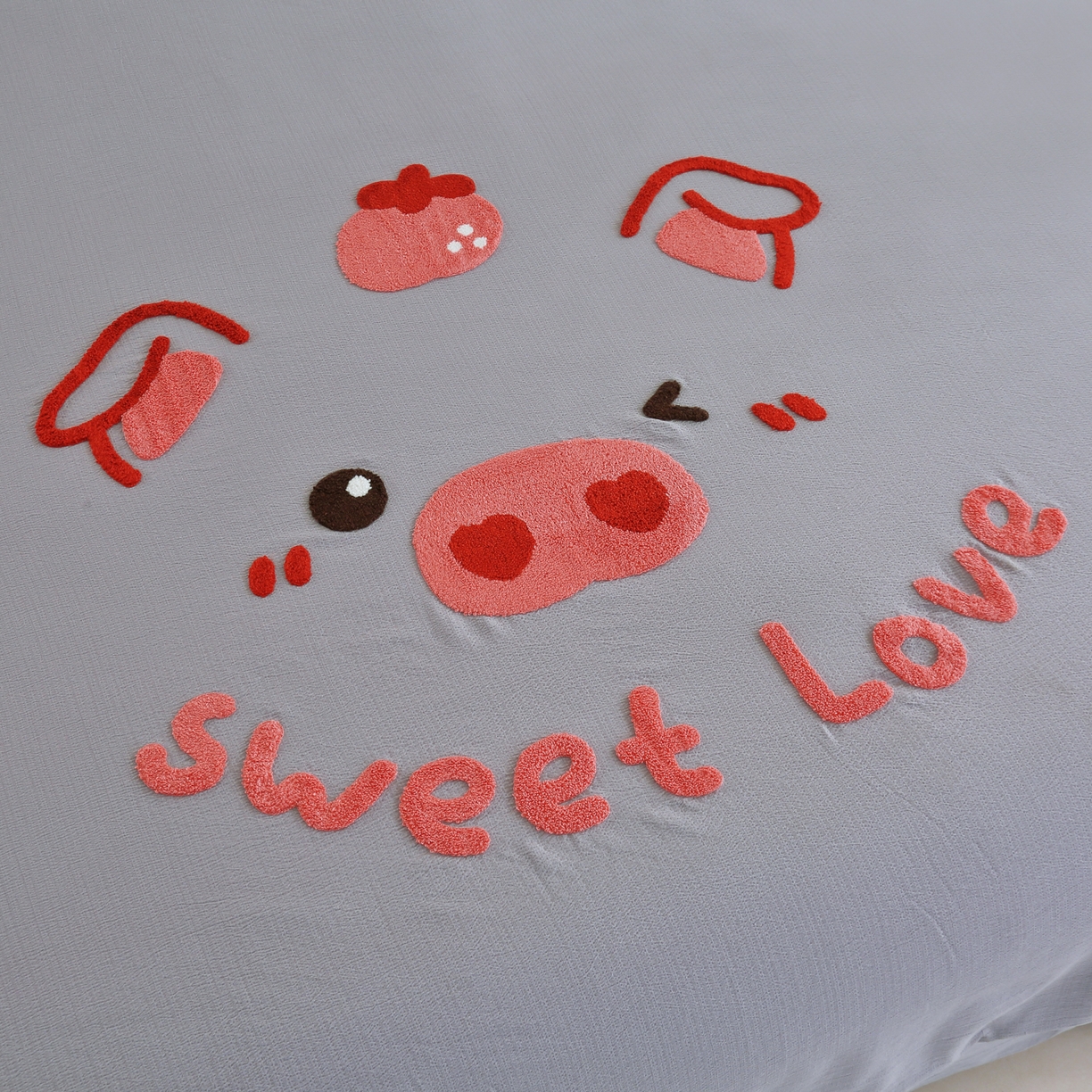 91家纺网 家纺一手货源 找家纺 恋之语 2025新款皱皱纱木棉毛巾绣四件套及单被套系列-可爱猪 可爱猪-浅灰