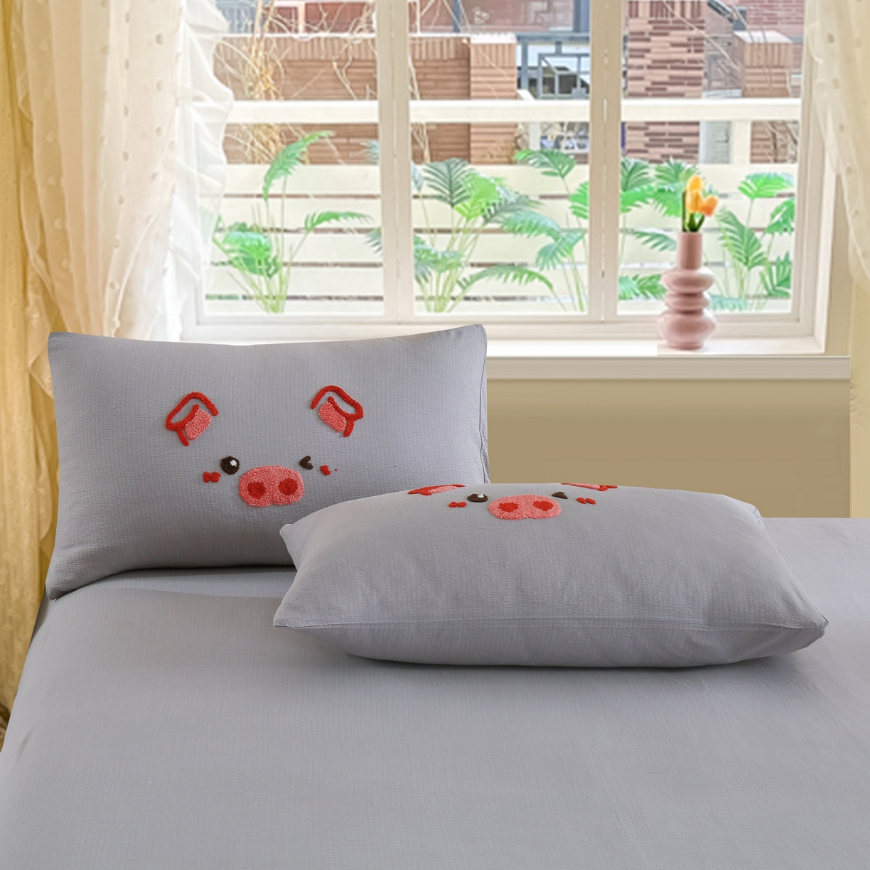 91家纺网 家纺一手货源 找家纺 恋之语 2025新款皱皱纱木棉毛巾绣四件套及单被套系列-可爱猪 可爱猪-浅灰