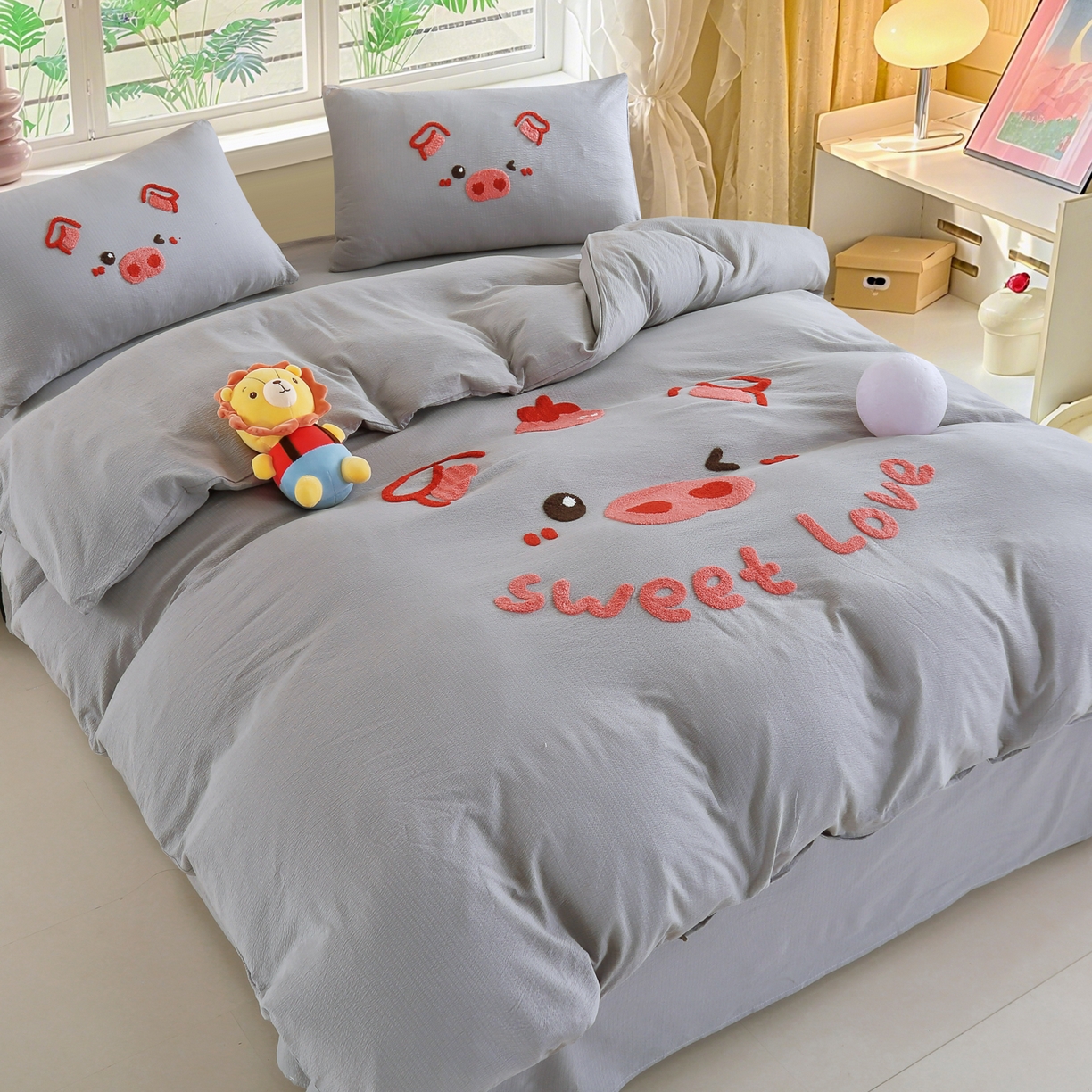 91家纺网 家纺一手货源 找家纺 恋之语 2025新款皱皱纱木棉毛巾绣四件套及单被套系列-可爱猪 可爱猪-浅灰