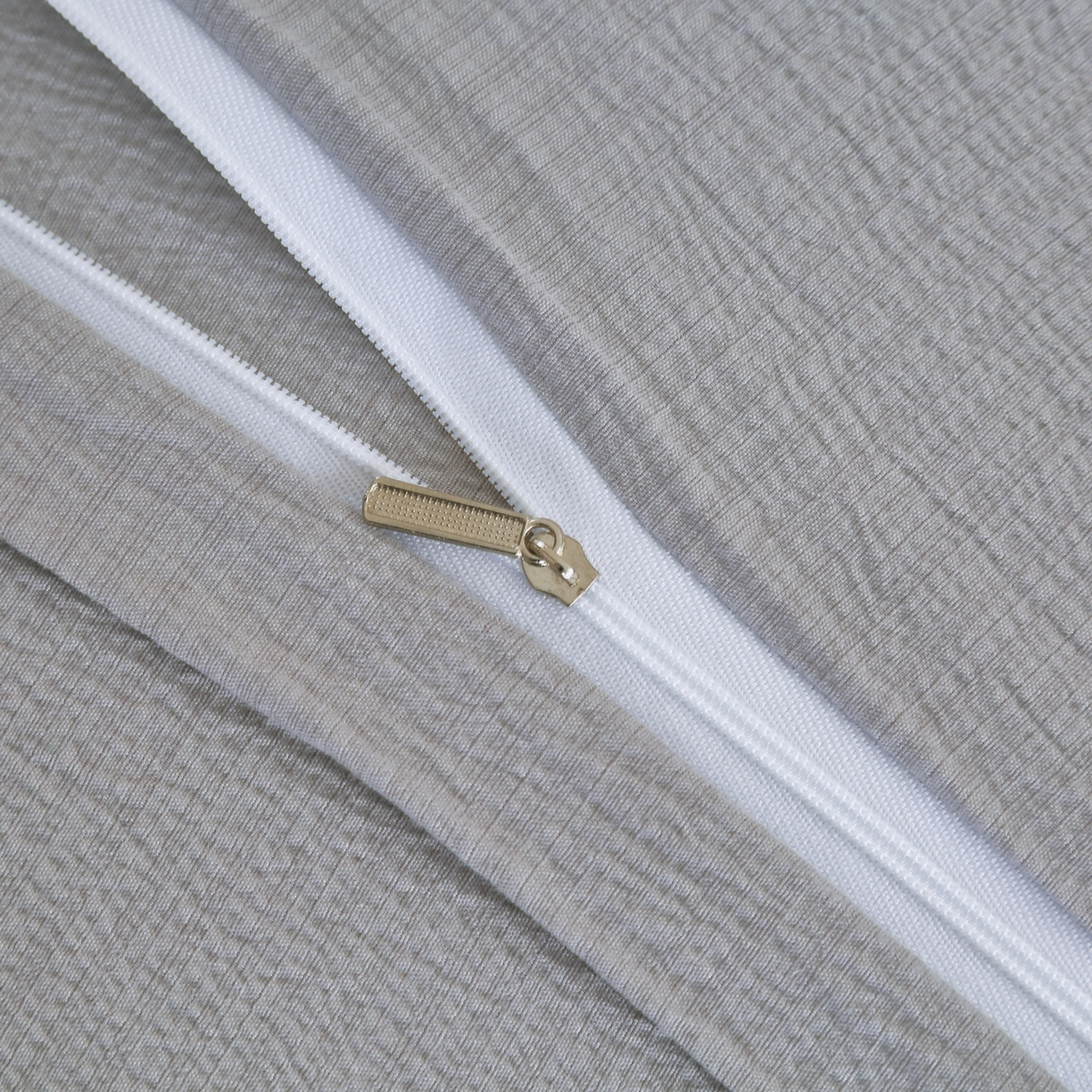 91家纺网 家纺一手货源 找家纺 恋之语 2025新款皱皱纱木棉毛巾绣四件套及单被套系列-可爱猪 可爱猪-浅灰