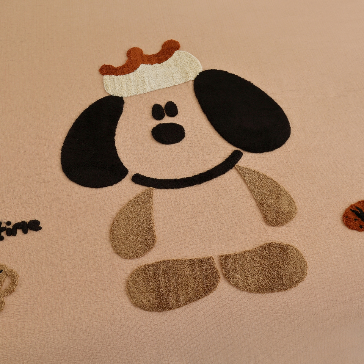 91家纺网 家纺一手货源 找家纺 恋之语 2025新款皱皱纱木棉毛巾绣四件套及单被套系列-乖乖狗 乖乖狗-浅咖