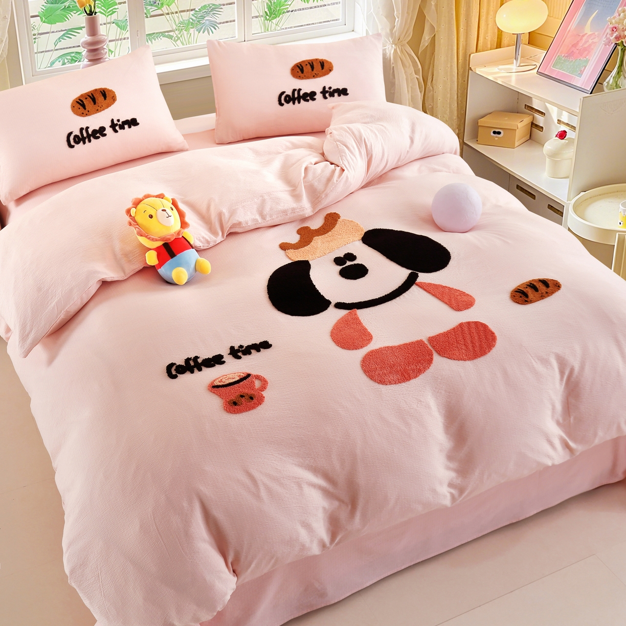 91家纺网 家纺一手货源 找家纺 恋之语 2025新款皱皱纱木棉毛巾绣四件套及单被套系列-乖乖狗 乖乖狗-粉色