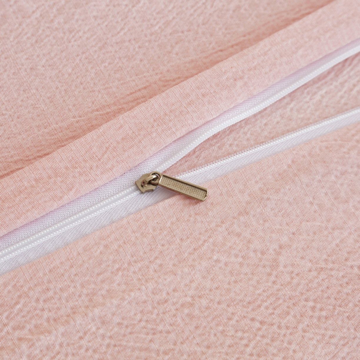 91家纺网 家纺一手货源 找家纺 恋之语 2025新款皱皱纱木棉毛巾绣四件套及单被套系列-乖乖狗 乖乖狗-粉色