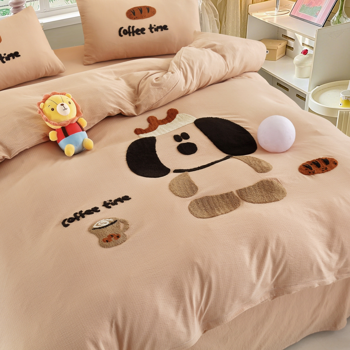 91家纺网 家纺一手货源 找家纺 恋之语 2025新款皱皱纱木棉毛巾绣四件套及单被套系列-乖乖狗 乖乖狗-浅咖