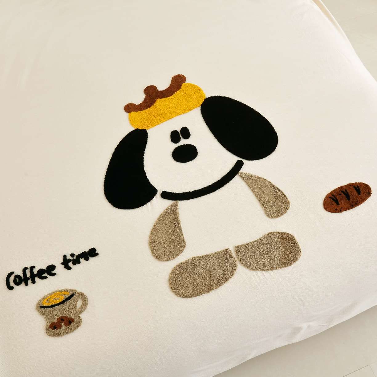 91家纺网 家纺一手货源 找家纺 恋之语 2025新款皱皱纱木棉毛巾绣四件套及单被套系列-乖乖狗 乖乖狗-米白