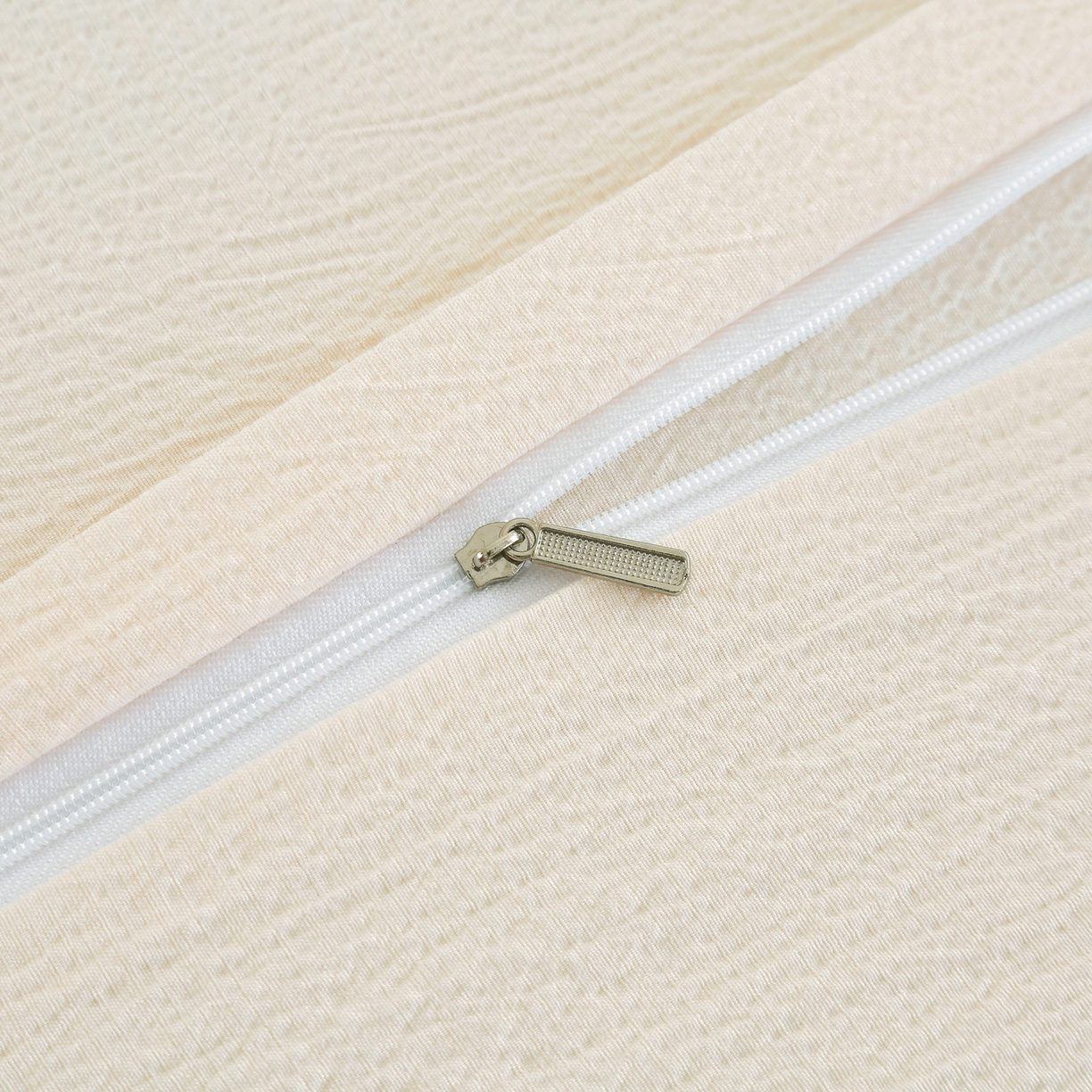 91家纺网 家纺一手货源 找家纺 恋之语 2025新款皱皱纱木棉毛巾绣四件套及单被套系列-乖乖狗 乖乖狗-米白