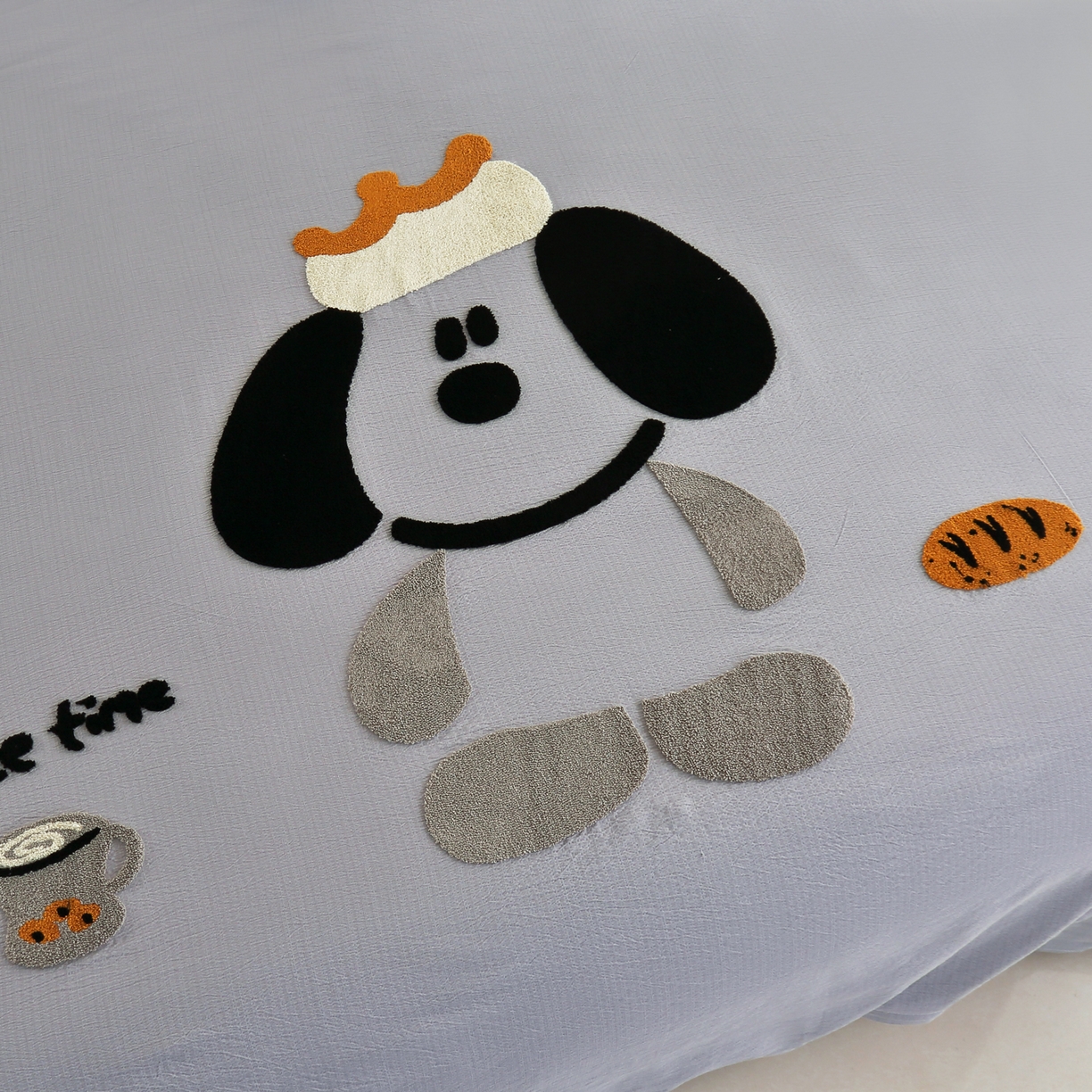 91家纺网 家纺一手货源 找家纺 恋之语 2025新款皱皱纱木棉毛巾绣四件套及单被套系列-乖乖狗 乖乖狗-浅灰