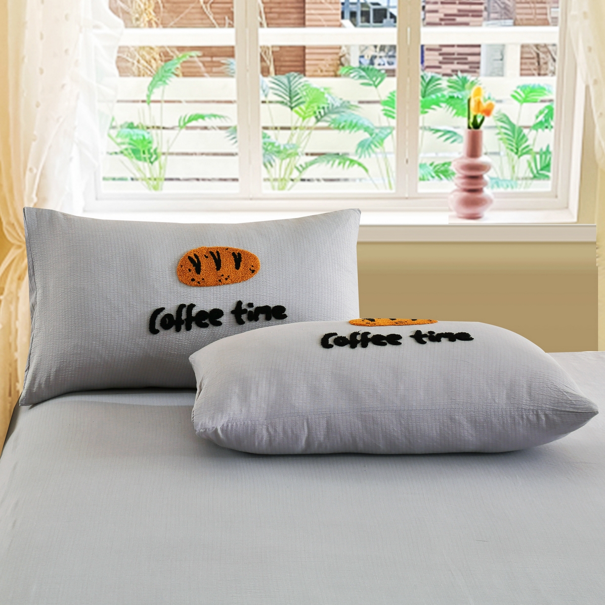 91家纺网 家纺一手货源 找家纺 恋之语 2025新款皱皱纱木棉毛巾绣四件套及单被套系列-乖乖狗 乖乖狗-浅灰