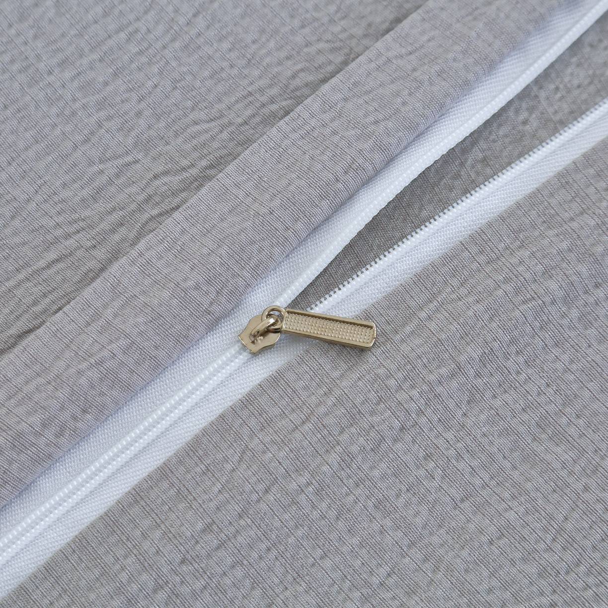 91家纺网 家纺一手货源 找家纺 恋之语 2025新款皱皱纱木棉毛巾绣四件套及单被套系列-乖乖狗 乖乖狗-浅灰