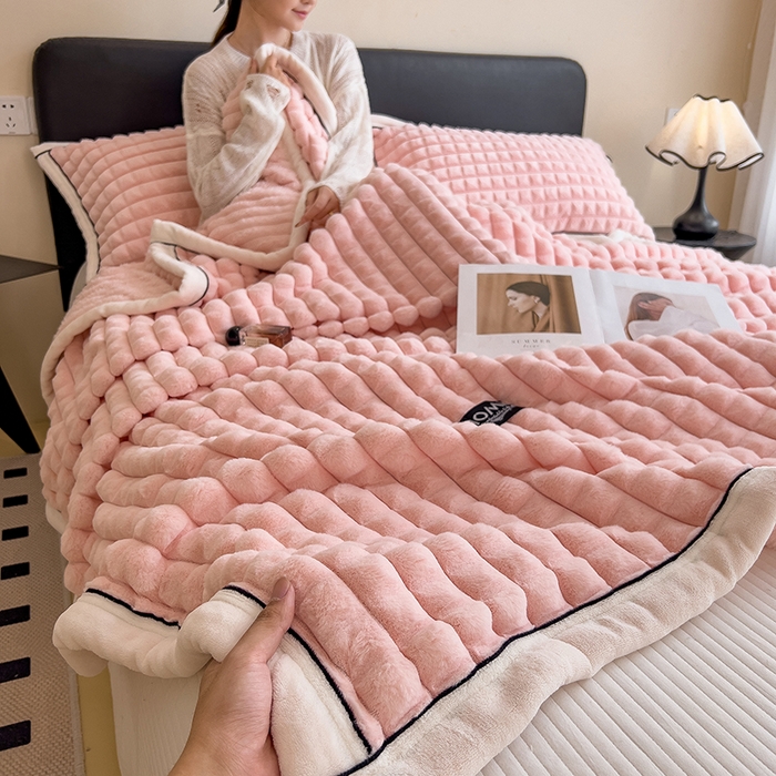 91家纺网 家纺一手货源 找家纺 叠派家纺 2025新款毛毯A类金貂绒毛毯剪格多功能毛毯盖毯毛毯（可供跨境外贸抽空热款首选） 金貂绒-樱花粉