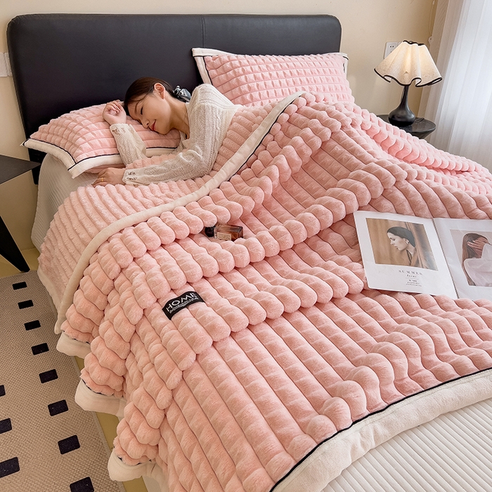 91家纺网 家纺一手货源 找家纺 叠派家纺 2025新款毛毯A类金貂绒毛毯剪格多功能毛毯盖毯毛毯（可供跨境外贸抽空热款首选） 金貂绒-樱花粉