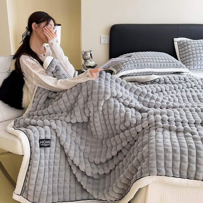 91家纺网 家纺一手货源 找家纺 叠派家纺 2025新款毛毯A类金貂绒毛毯剪格多功能毛毯盖毯毛毯（可供跨境外贸抽空热款首选） 金貂绒-浅灰