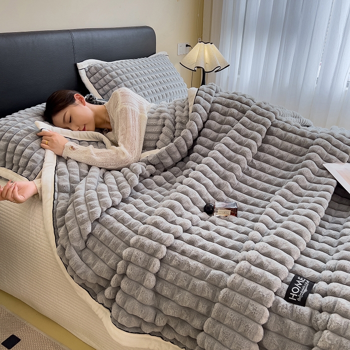 91家纺网 家纺一手货源 找家纺 叠派家纺 2025新款毛毯A类金貂绒毛毯剪格多功能毛毯盖毯毛毯（可供跨境外贸抽空热款首选） 金貂绒-浅灰