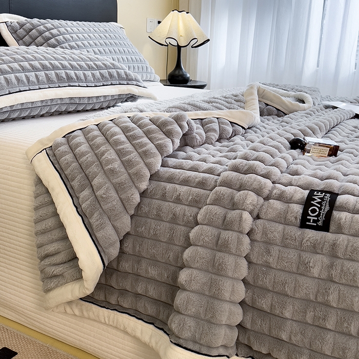 91家纺网 家纺一手货源 找家纺 叠派家纺 2025新款毛毯A类金貂绒毛毯剪格多功能毛毯盖毯毛毯（可供跨境外贸抽空热款首选） 金貂绒-浅灰