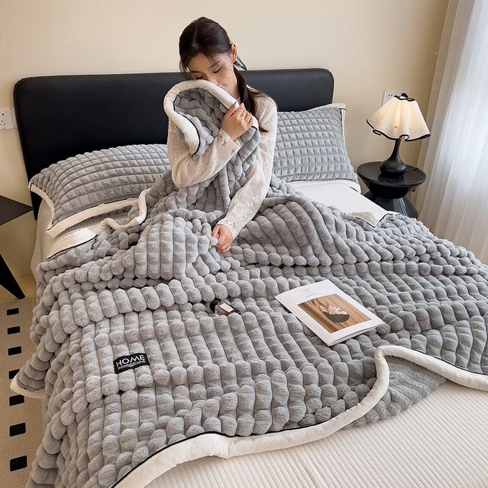 91家纺网 家纺一手货源 找家纺 叠派家纺 2025新款毛毯A类金貂绒毛毯剪格多功能毛毯盖毯毛毯（可供跨境外贸抽空热款首选） 金貂绒-浅灰