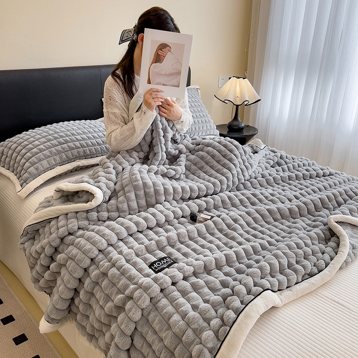 91家纺网 家纺一手货源 找家纺 叠派家纺 2025新款毛毯A类金貂绒毛毯剪格多功能毛毯盖毯毛毯（可供跨境外贸抽空热款首选） 金貂绒-浅灰