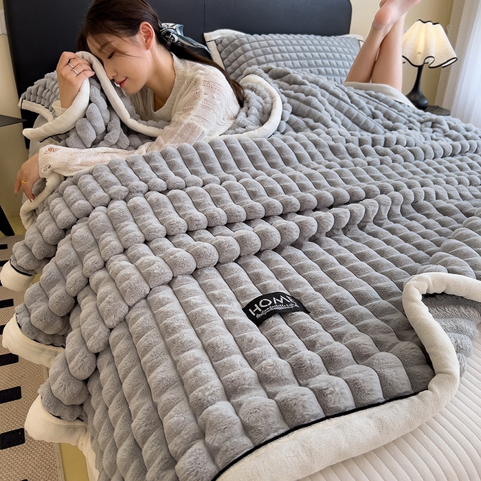 91家纺网 家纺一手货源 找家纺 叠派家纺 2025新款毛毯A类金貂绒毛毯剪格多功能毛毯盖毯毛毯（可供跨境外贸抽空热款首选） 金貂绒-浅灰