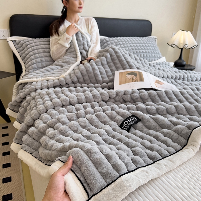 91家纺网 家纺一手货源 找家纺 叠派家纺 2025新款毛毯A类金貂绒毛毯剪格多功能毛毯盖毯毛毯（可供跨境外贸抽空热款首选） 金貂绒-浅灰