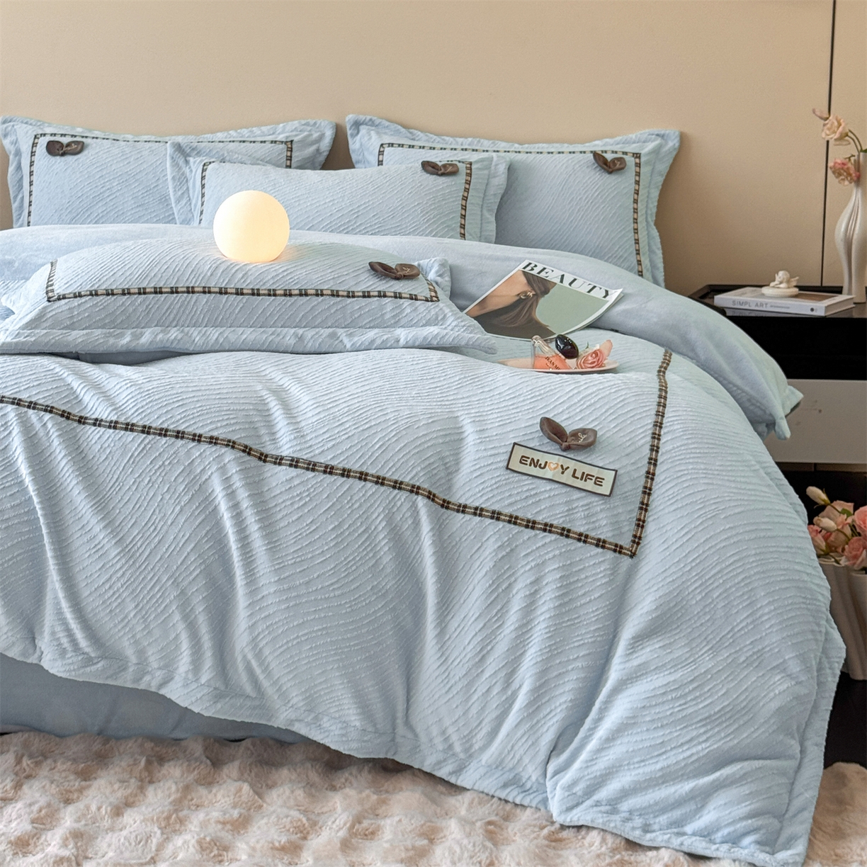 91家纺网 家纺一手货源 找家纺 （总）叠派家纺 2025新款高克重高端牛奶绒雕花织带工艺款梦巢系列四件套（直播热款）提供买家秀