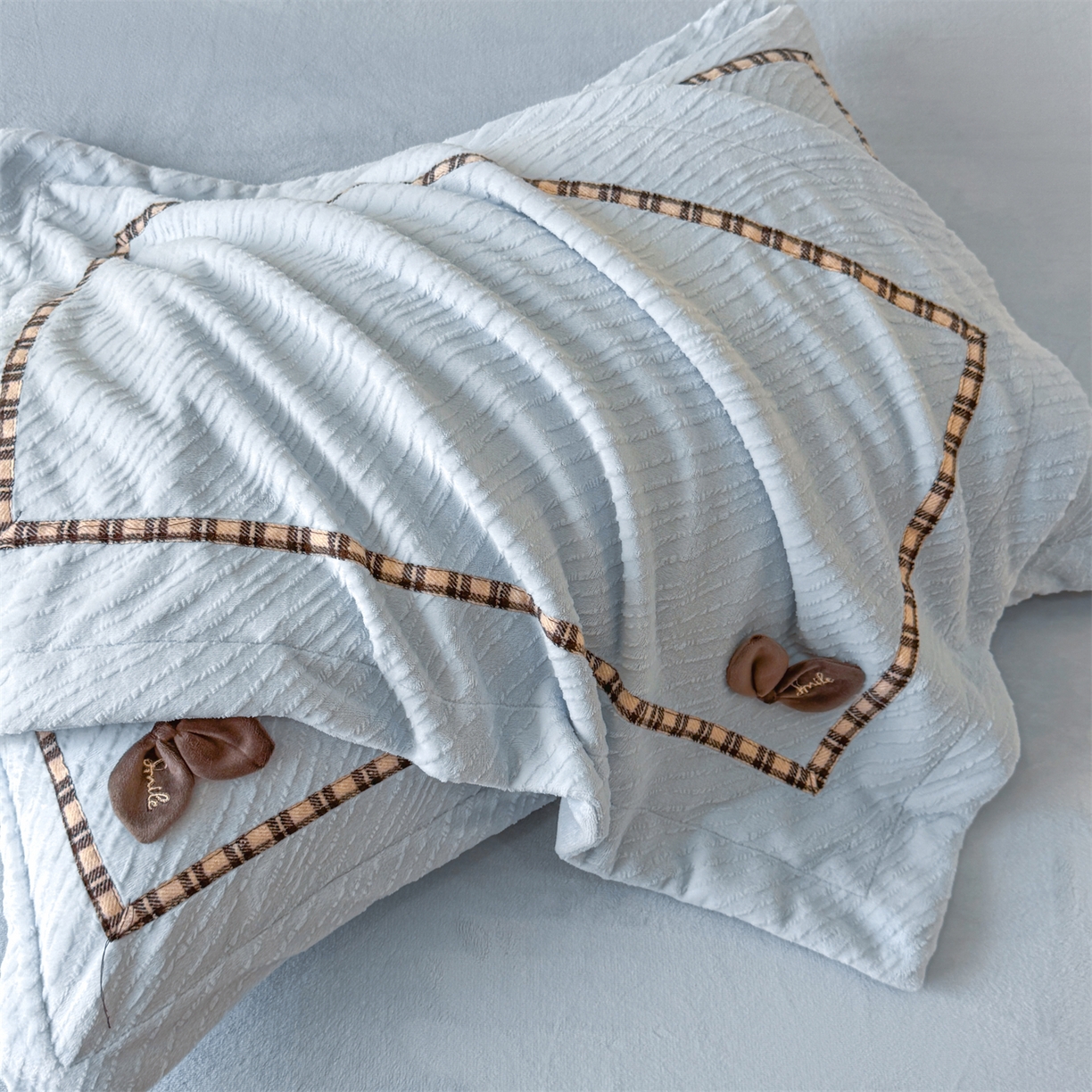 91家纺网 家纺一手货源 找家纺 （总）叠派家纺 2025新款高克重高端牛奶绒雕花织带工艺款梦巢系列四件套（直播热款）提供买家秀