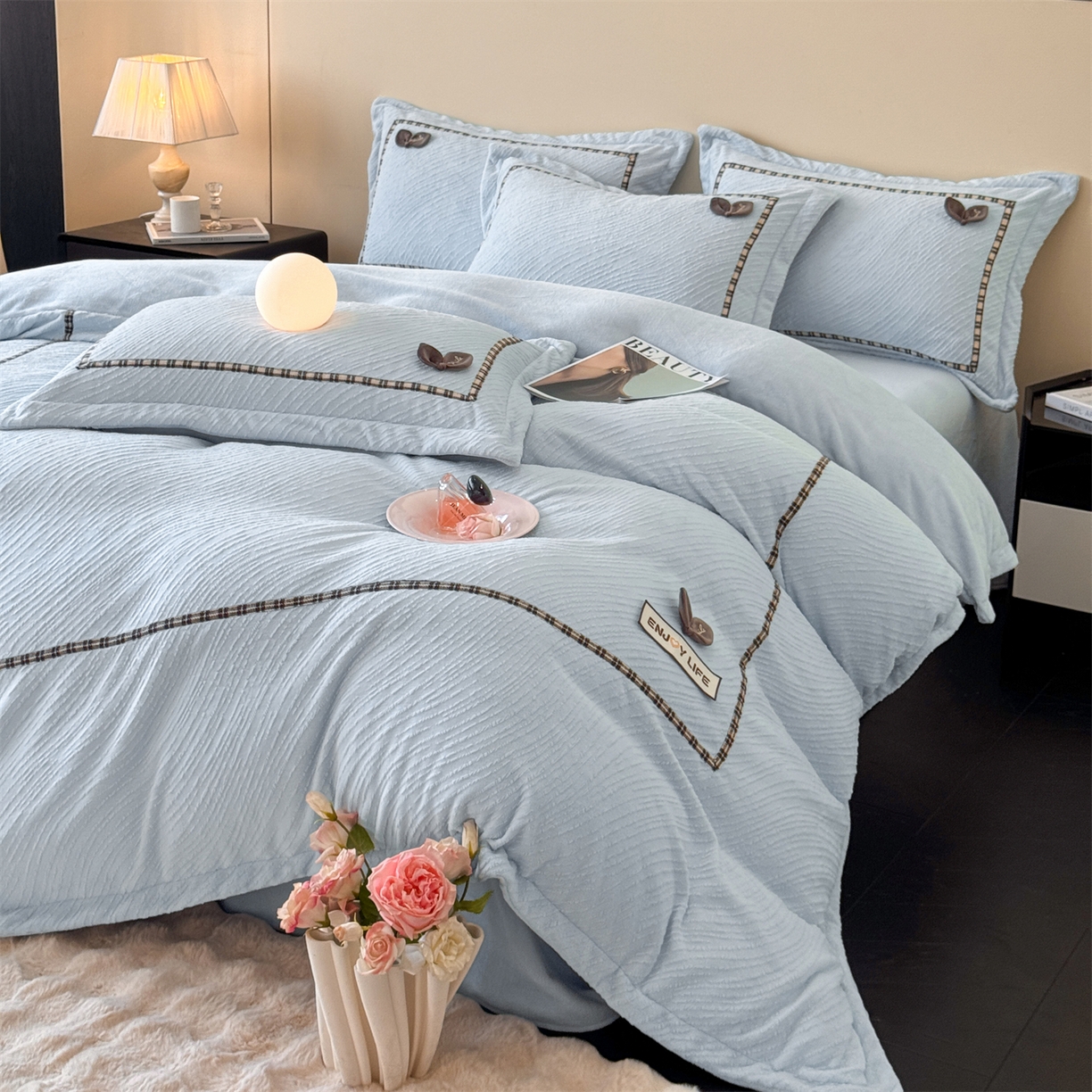 91家纺网 家纺一手货源 找家纺 （总）叠派家纺 2025新款高克重高端牛奶绒雕花织带工艺款梦巢系列四件套（直播热款）提供买家秀