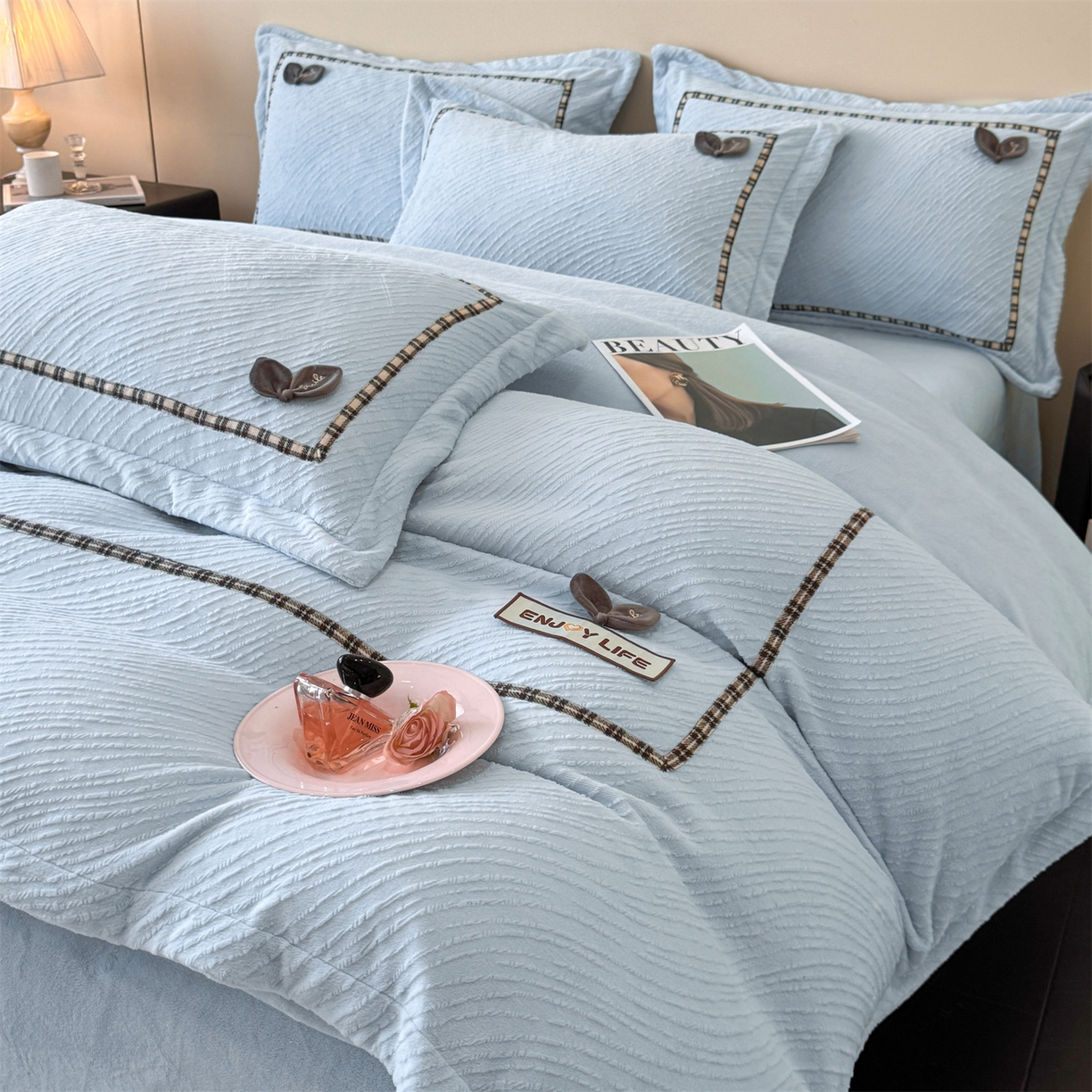 91家纺网 家纺一手货源 找家纺 （总）叠派家纺 2025新款高克重高端牛奶绒雕花织带工艺款梦巢系列四件套（直播热款）提供买家秀