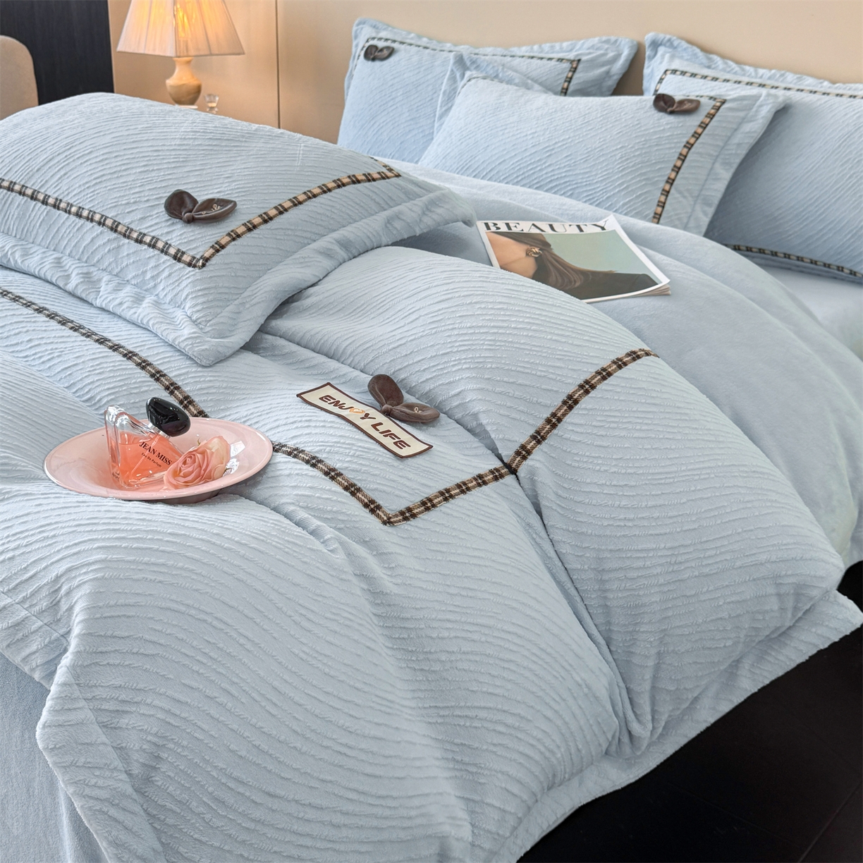 91家纺网 家纺一手货源 找家纺 叠派家纺 2025新款高克重高端牛奶绒雕花织带工艺款梦巢系列四件套（直播热款）提供买家秀 梦巢-星空蓝