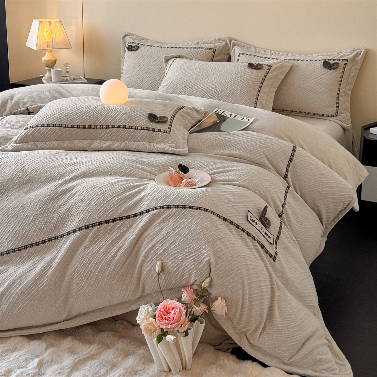 91家纺网 家纺一手货源 找家纺 叠派家纺 2025新款高克重高端牛奶绒雕花织带工艺款梦巢系列四件套（直播热款）提供买家秀 梦巢-麦卡其